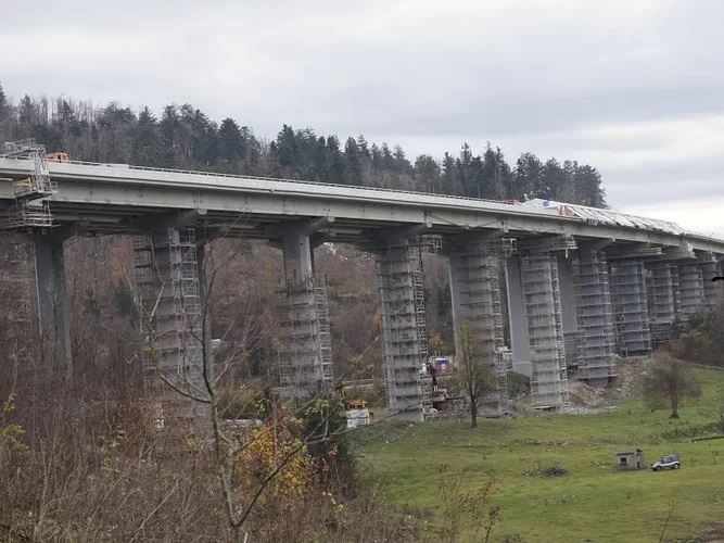 Viadukt Ravbarkomanda referenca