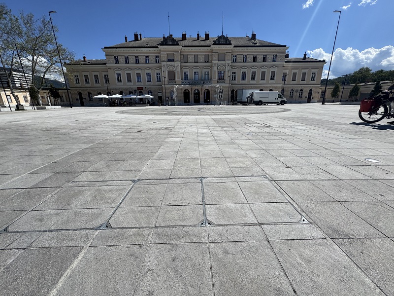 Trg Evropa - pogled iz Italijanske strani na železniško postajo s 3-delnim ACO pokrovom nad strojnico fontane